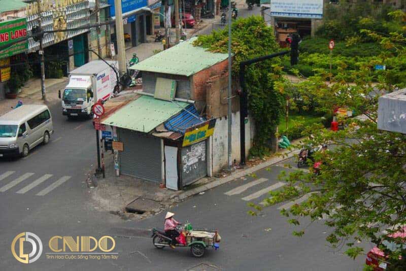 Nhà nằm cạnh đường lớn giao nhau