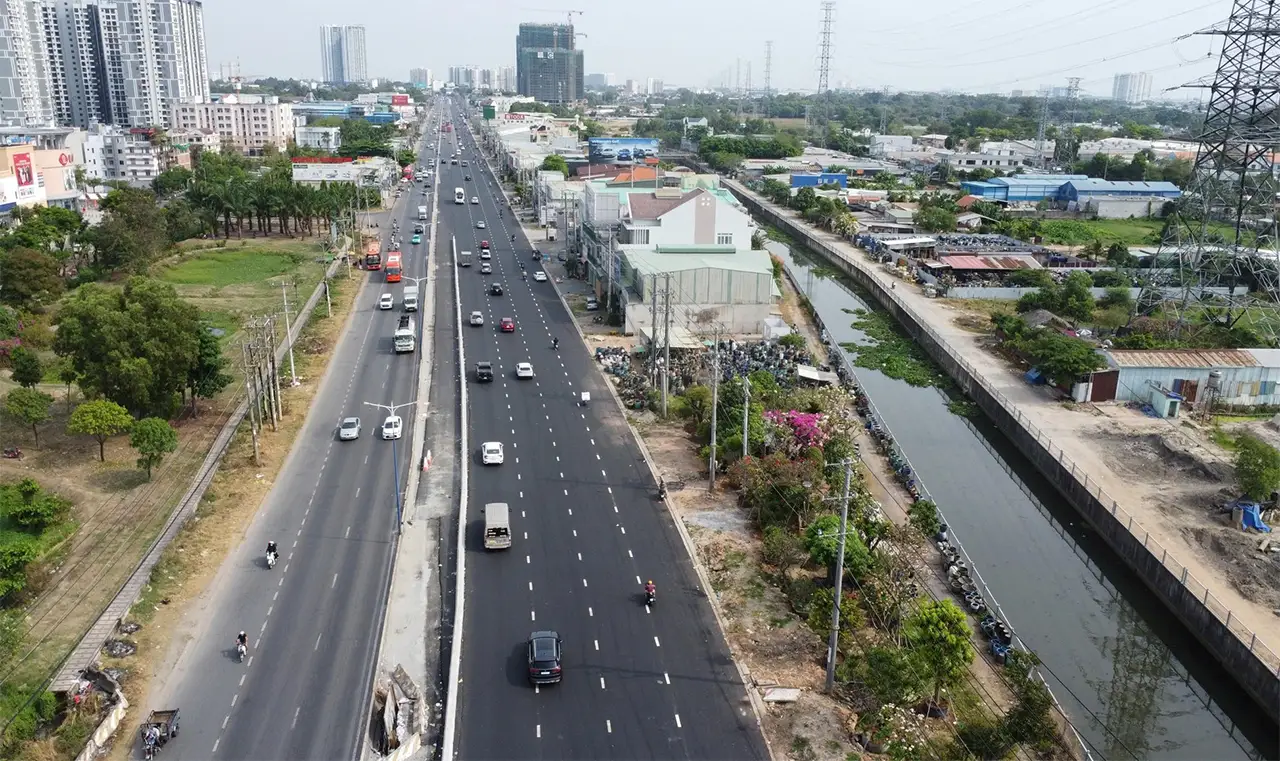 Quốc lộ 13 đoạn qua thành phố Thuận An Bình Dương